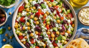 Salade pois chiches, tomates, concombre : cette sauce au citron cache le détail qui change tout cet été