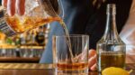 Sazerac maison : ce geste de barman oublié avant de servir qui fait que vos invités n’en veulent plus aucun autre