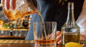 Sazerac maison : ce geste de barman oublié avant de servir qui fait que vos invités n’en veulent plus aucun autre