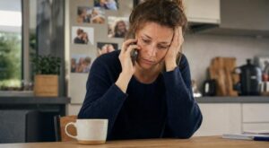 Si chaque appel à vos parents vous laisse vidé, vous vivez peut-être ce deuil méconnu d’un parent encore vivant