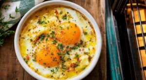 Si vos œufs au plat sont toujours secs, cette vieille méthode oubliée va tout changer en moins de 10 minutes