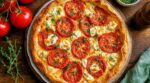Tarte fine tomates-chèvre prête en 25 min : ces 4 gestes à connaître pour qu’elle ne finisse plus jamais molle