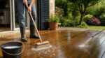 Terrasse en bois : ce produit à moins de 4 € remplace le nettoyeur haute pression qui ruine vos lames