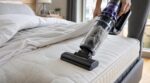 Toux nocturne, nez bouché : ce geste de 10 minutes sur votre matelas montre ce que vous inhalez chaque nuit