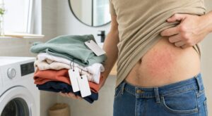 Vêtements neufs : ce geste indispensable pour votre peau que les dermatologues réclament (et que vous zappez)