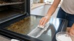 Vitre de four : si vous frottez encore pendant des heures, vous ratez ce mélange maison qui fait tout à votre place