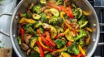 Vos légumes collent toujours malgré l’huile ? Ce geste avec la poêle avant cuisson change absolument tout
