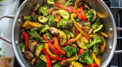 Vos légumes collent toujours malgré l’huile ? Ce geste avec la poêle avant cuisson change absolument tout