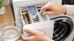 Votre linge sent le moisi même à 60 °C ? Arrêtez d&rsquo;accuser le tambour, ce petit tiroir du lave-linge ruine tout