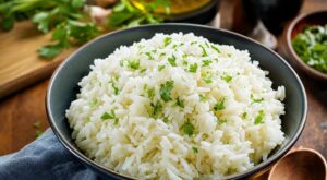 Votre riz contient trop d’arsenic, et le rincer ne sert à rien : cette cuisson en élimine l’essentiel