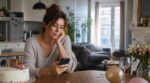 Vous avez une vie sociale remplie mais ce détail révèle une solitude émotionnelle bien plus grave
