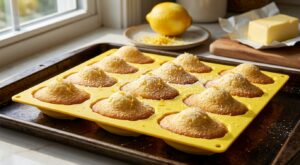 Vous ratez vos madeleines au citron ? Ce geste oublié avec le moule en silicone change tout au four