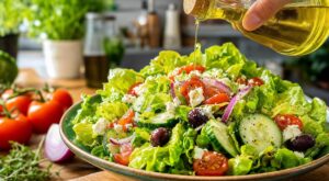 À 30 °C, votre salade flétrit en quelques heures à cause de ce geste oublié au frigo que presque personne ne fait