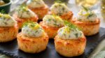 Adieu toasts tristes et chips bof bof : ces financiers au saumon fumé et chantilly à l’aneth, chic en 20 min