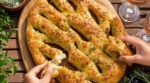 Apéro : ce pain apéro aux herbes inratable a disparu en 5 minutes, mais ne faites jamais cette erreur