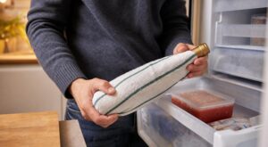 Apéro improvisé : ce geste de barman avec un simple torchon glace votre bouteille en moins de 20 minutes