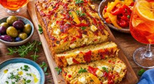 Apéros : ce cake poivron-feta au parfum méditerranéen bluffe tout le monde si vous évitez ce piège