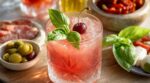Apéros sans relief : ce cocktail au gin, aux herbes fraîches et fruits rouges va totalement changer vos soirées