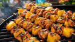Barbecue : cette brochette sucrée-salée fait oublier merguez et chipolatas, à condition d’éviter ce geste fatal