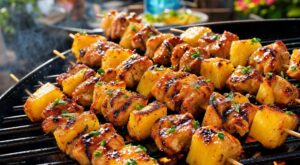 Barbecue : cette brochette sucrée-salée fait oublier merguez et chipolatas, à condition d’éviter ce geste fatal