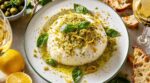 Burrata : en Italie, ils râpent par-dessus cet ingrédient glacé… après ça, vous ne la servirez plus nature