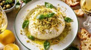 Burrata : en Italie, ils râpent par-dessus cet ingrédient glacé… après ça, vous ne la servirez plus nature