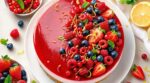 Ce dessert crémeux aux fruits rouges, prêt la veille sans four, que vos invités réclameront jusqu&rsquo;à la dernière part