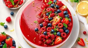 Ce dessert crémeux aux fruits rouges, prêt la veille sans four, que vos invités réclameront jusqu&rsquo;à la dernière part