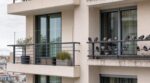 Ce fil tendu au-dessus de la rambarde : l’astuce discrète de votre voisin pour dire adieu aux pigeons sur le balcon