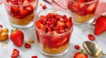 Ce gâteau aux fraises en 3 textures, prêt en quelques minutes sans four, va ringardiser vos desserts habituels