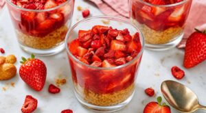Ce gâteau aux fraises en 3 textures, prêt en quelques minutes sans four, va ringardiser vos desserts habituels