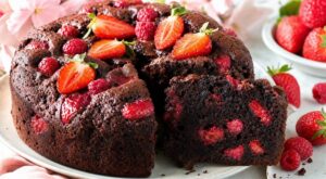 Ce gâteau printanier au chocolat et fruits rouges cache une astuce de chef à ne surtout pas rater