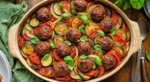 Ce tian de légumes et boulettes au four plaît enfin aux enfants, grâce à 2 gestes que vous ne faites jamais