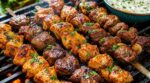 Ces brochettes font l’unanimité au barbecue grâce à ce produit du frigo que personne ne pense à mettre dans la marinade