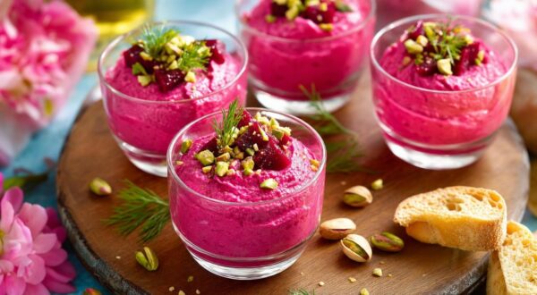 Ces petites verrines roses ont piégé tous mes invités : la vraie nature de cette entrée ultra fraîche va vous surprendre