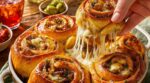 Ces rolls apéro aux oignons caramélisés et fromage filant partent en un éclair (si vous évitez ce geste interdit)