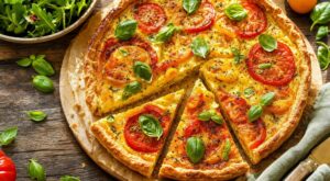 Cette astuce à la moutarde change tout à la tarte à la tomate : dîner d’été express, sans pâte détrempée