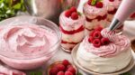 Cette chantilly à la framboise sans cuisson prête en 10 min : le geste à bannir pour la garder légère