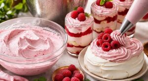 Cette chantilly à la framboise sans cuisson prête en 10 min : le geste à bannir pour la garder légère
