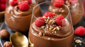Cette mousse au chocolat 2 ingrédients, sans œufs ni crème, vos invités ne devinent jamais ce qui la compose