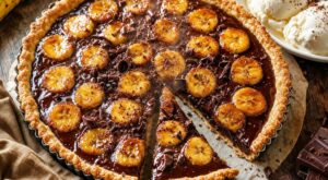 Cette tarte choco-banane disparaît en 5 minutes : les 3 gestes au four (et l’erreur) qui la rendent vraiment addictive