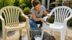 Chaises de jardin jaunies : arrêtez le liquide vaisselle, cette poudre à moins de 2 € les rend blanches en 1 passage