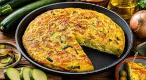 Chaude, tiède ou froide : cette tortilla de courgettes facile à l’espagnole se rate en 1 geste, évitez-le cet été