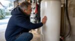 Chauffe-eau au garage : ce simple geste sur la cuve révèle pourquoi votre facture d’électricité s’envole