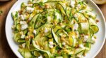 Courgettes : arrêtez de les cuire ainsi, cette salade crue en rubans prête en 10 minutes change tout l’été