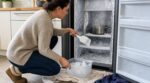 Dégivrer son congélateur devient ultra rapide : ce rouleau de cuisine réduit la corvée et la facture d’électricité