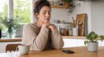 Épuisé, au bord du burn-out et accro à votre téléphone ? Cette phrase d’une romancière américaine change tout