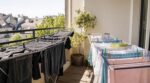 Étendre votre linge en plein soleil ? Cette erreur abîme sans prévenir ces tissus clés de votre garde-robe