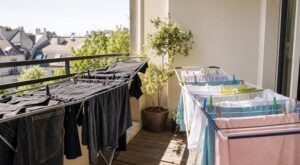 Étendre votre linge en plein soleil ? Cette erreur abîme sans prévenir ces tissus clés de votre garde-robe