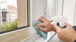Fenêtres PVC jaunies : ce produit du placard les rend à nouveau blanches et peut vous faire économiser 300 €